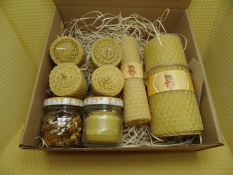 Zestaw prezentowy sześciu świec ręcznie zawijancyh z wosku pszczelego