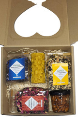 Zestaw herbat trzy herbaty + świeca z wosku pszczelego + orzechy w miodzie