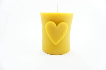 Świeca z wosku pszczelego z sercem