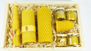 Skrzynka siedmiu świec z wosku pszczelego + orzechy w miodzie